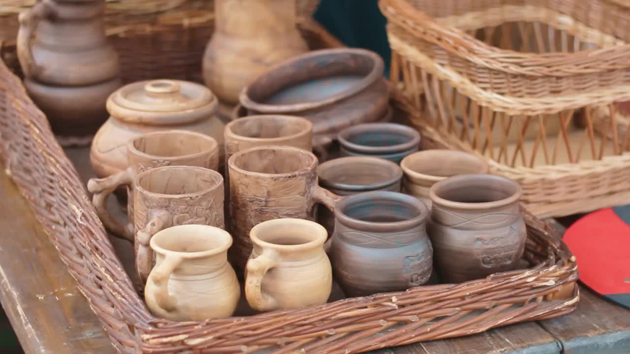 手工制作的陶罐，杯子，盘子，中世纪的装饰品，中世纪的集市视频素材