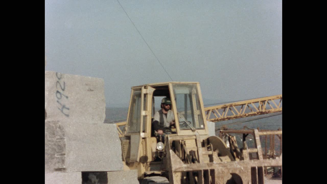 在美国新罕布什尔州的建筑工地上，一名男子驾驶着推土机视频素材