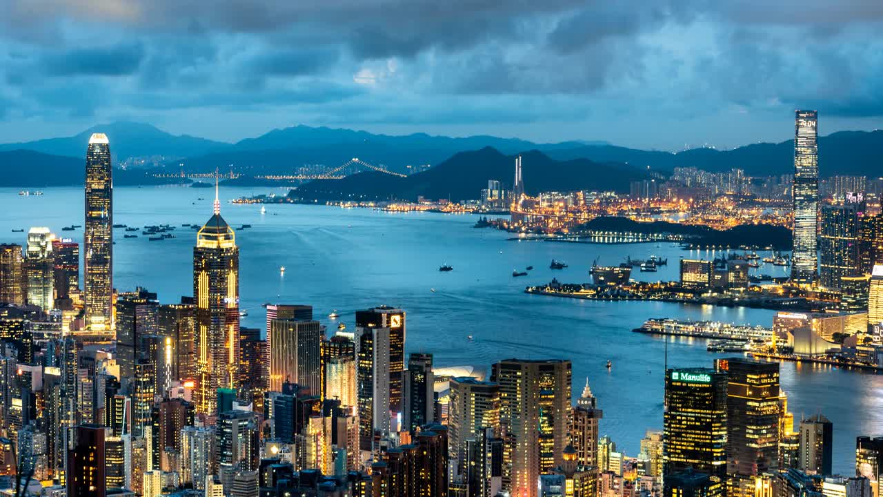从白天到晚上，香港维多利亚港的时间流逝与城市的天际线视频下载