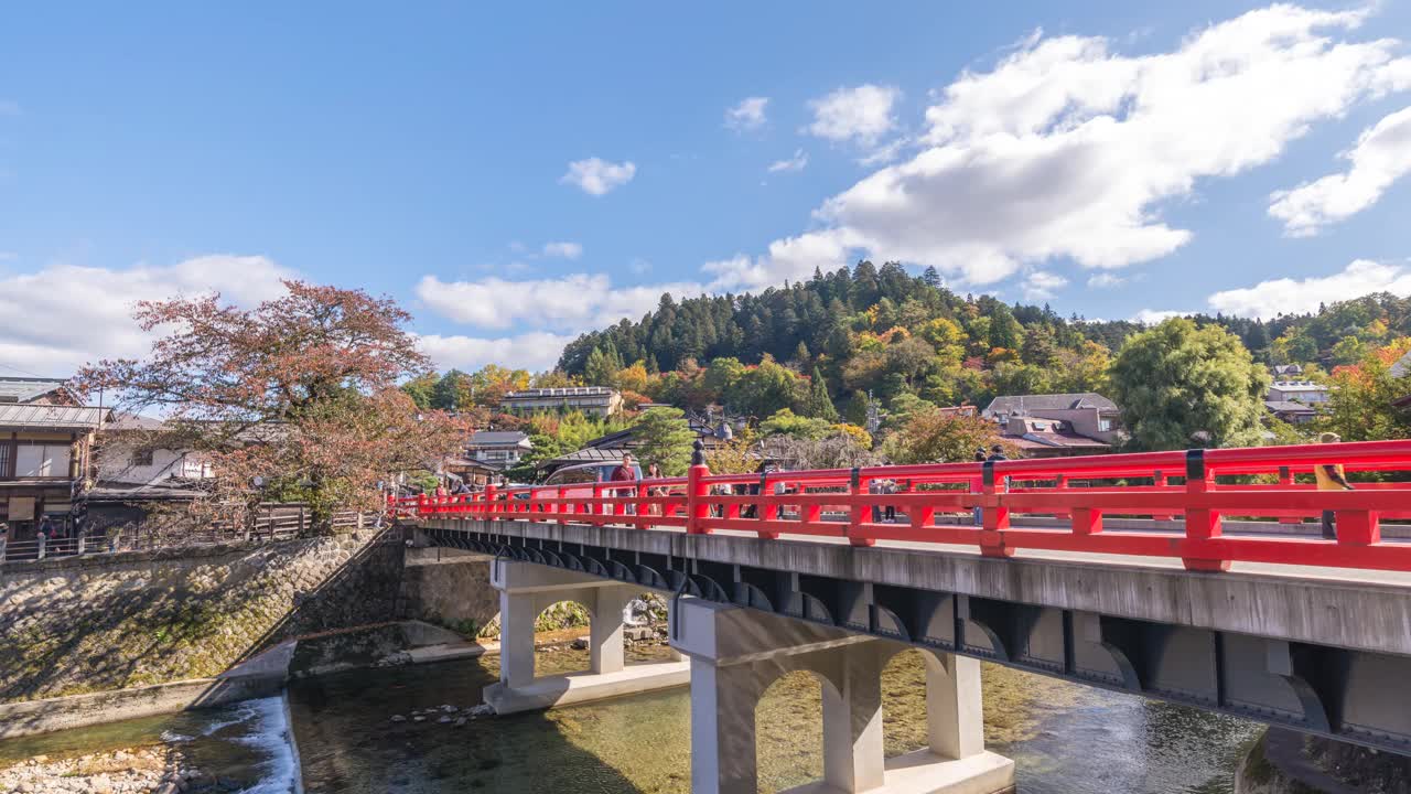 日本岐阜县高山时间流逝4K，城市天际线时间流逝中桥红桥和宫川河在秋天视频下载