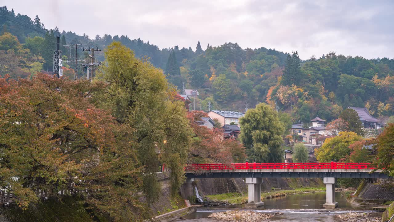 日本岐阜县高山时间流逝4K，城市天际线时间流逝中桥红桥和宫川河在秋天视频下载