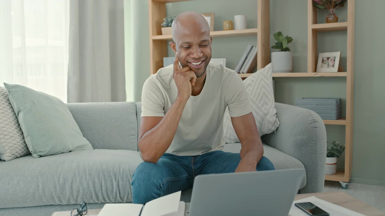 一个男人坐在家里用笔记本电脑的4k视频视频素材