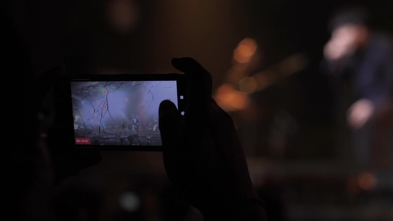 在音乐会的舞台前录制视频视频素材