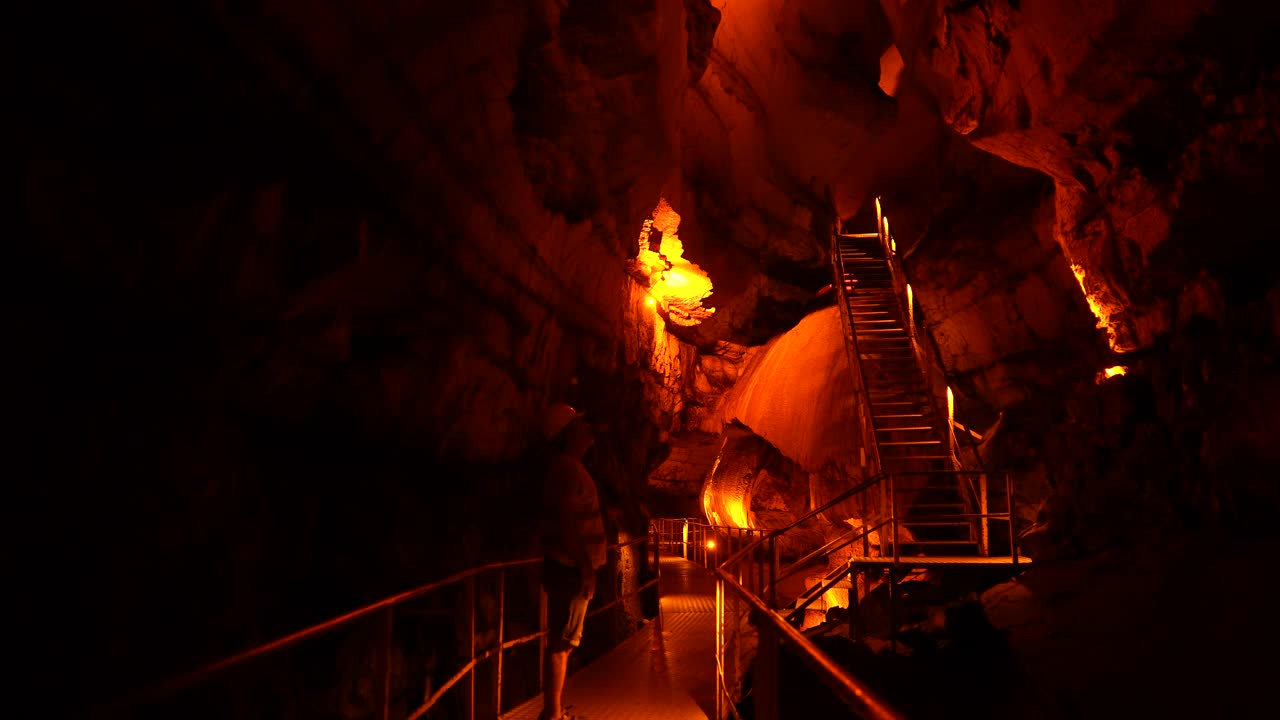 地质学家洞穴勘探者检查tinaztepe洞穴。视频下载