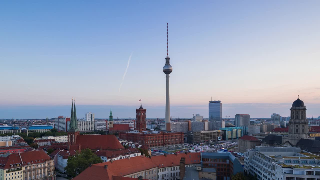 柏林夏季日出全景天际线时间从黄昏到白天与交通视频下载