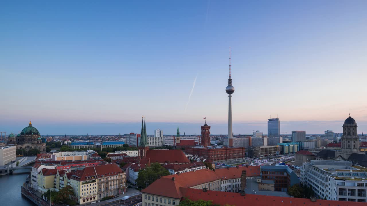 柏林夏季日出全景天际线时间从黄昏到白天与交通视频下载