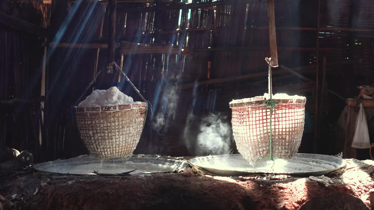 泰国南省博克鲁亚地区，采用传统的制盐方式，在水下煮沸岩盐和盐水或辛邵盐视频素材