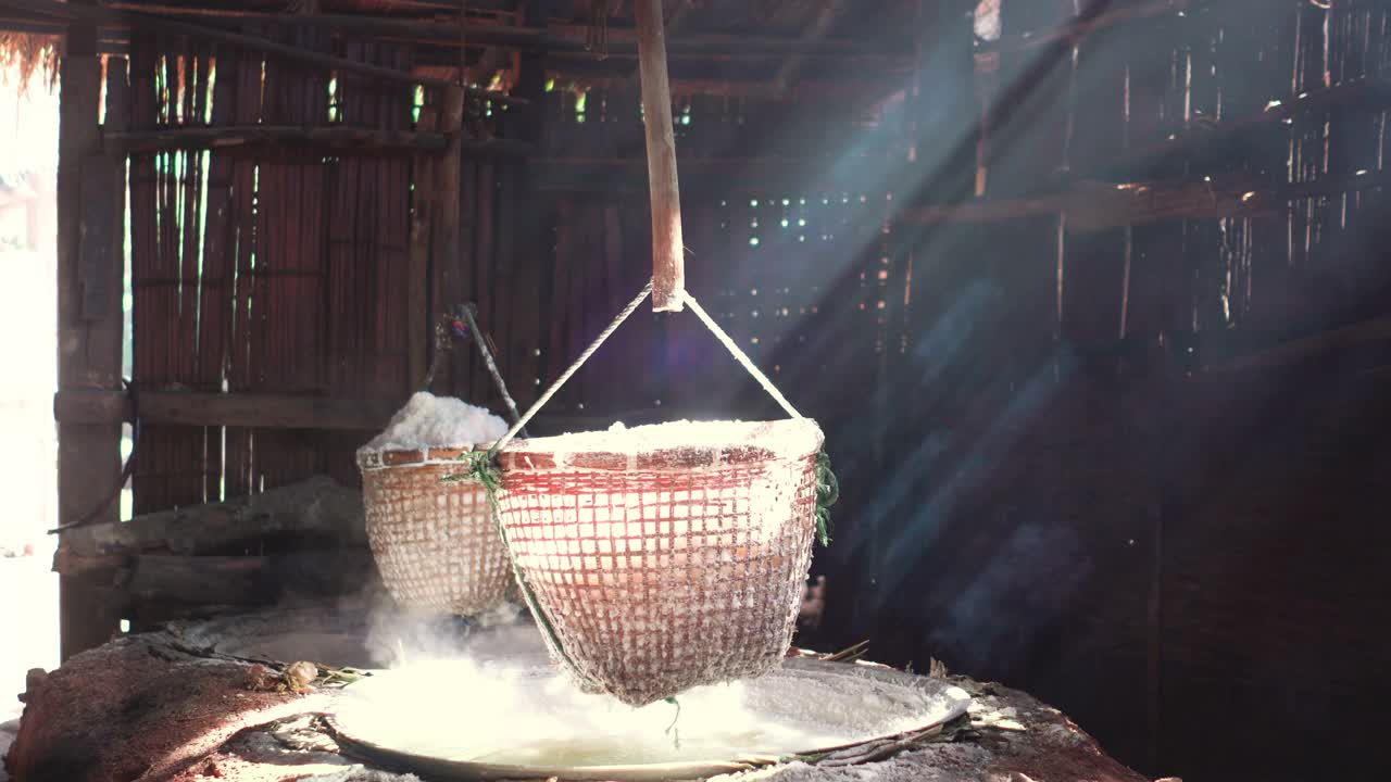 泰国南省博克鲁亚地区，采用传统的制盐方式，在水下煮沸岩盐和盐水或辛邵盐视频下载