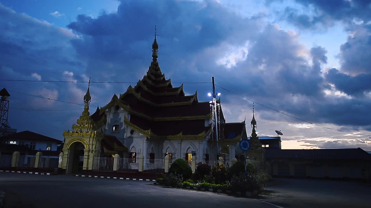 缅甸景桐山清晨美丽的云朵和寺庙视频下载