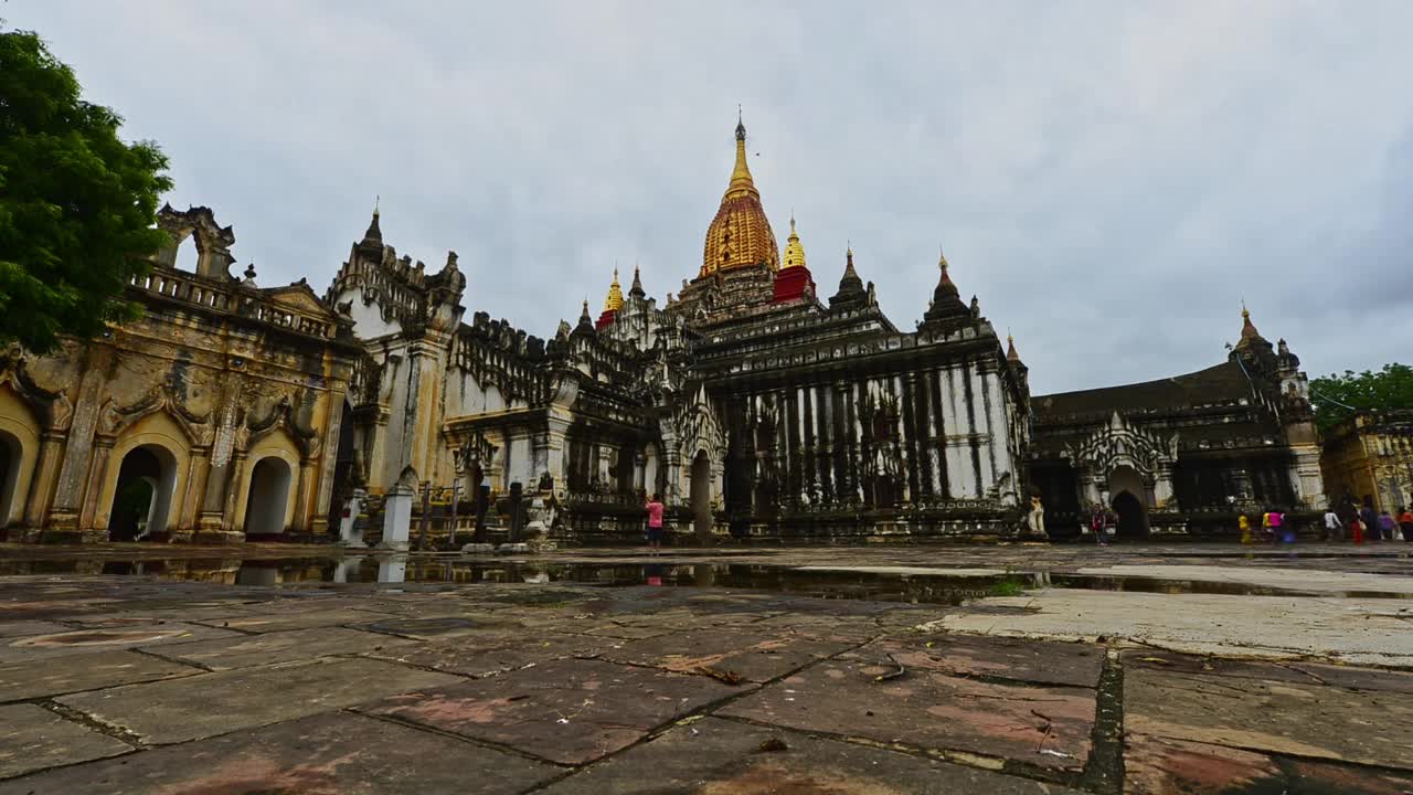 时光荏苒，蒲甘阿难寺最美丽的寺庙与拥挤的游客视频下载