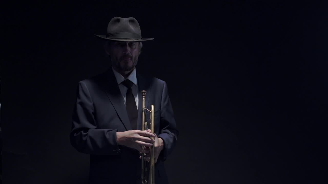 大胡子男音乐家戴着帽子 穿着古典 西装 在黑色背景的演播室里演奏小号 专业演奏乐器和艺术的概念视频素材 Id Vcg42n Vcg Com