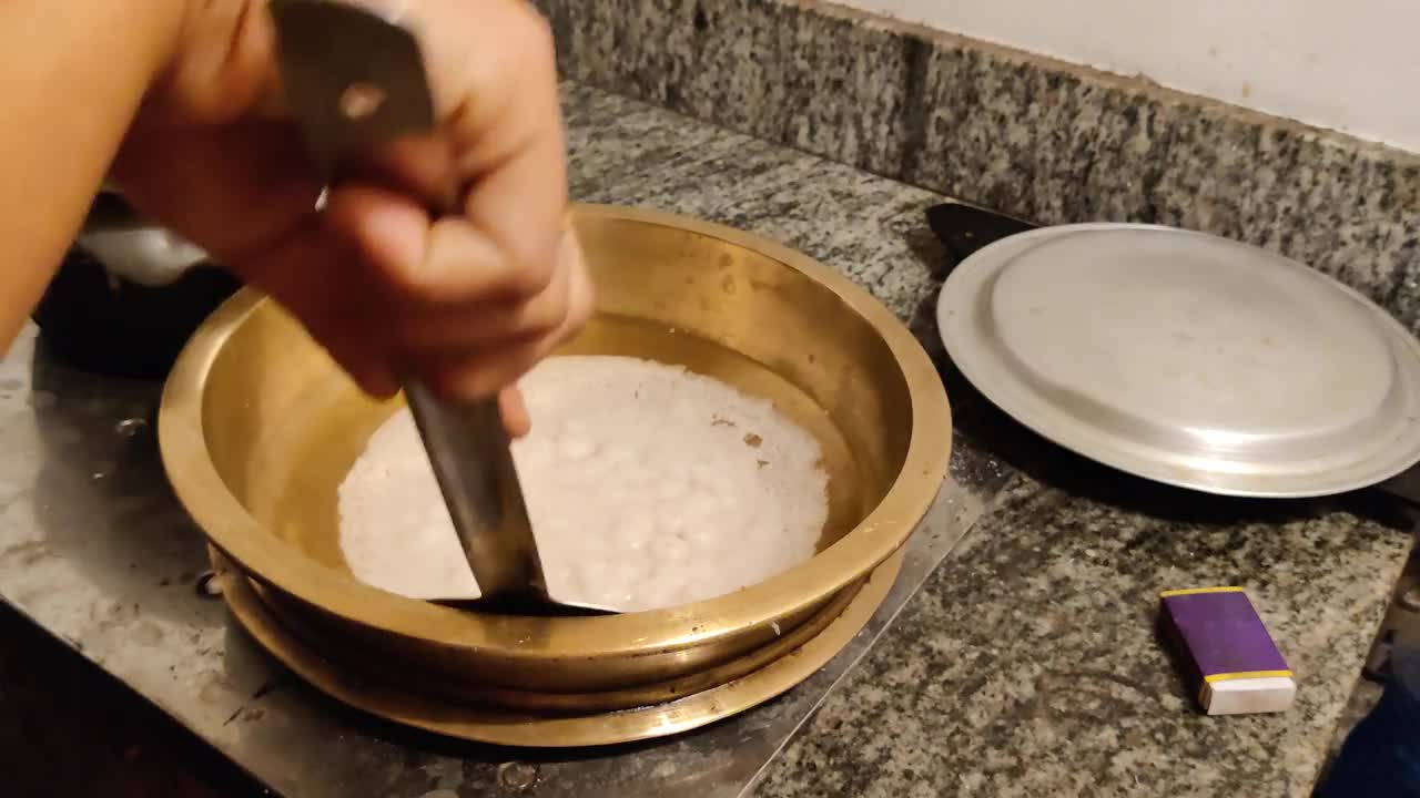 烹饪美味的appam或Uruliyappam喀拉拉邦早餐碗铜Urli早餐视频下载
