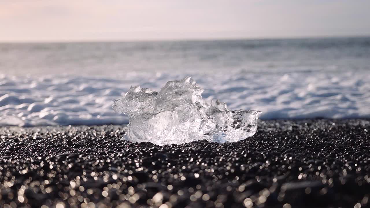 在冰岛冰川泻湖附近的钻石海滩冲浪视频下载