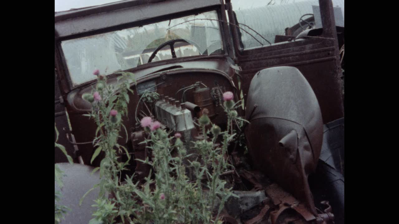 美国新罕布什尔州废车场中被遗弃和损坏的老爷车视频素材