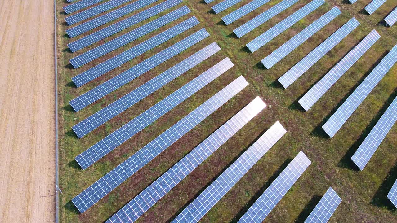 太阳能电池板的农场视频素材