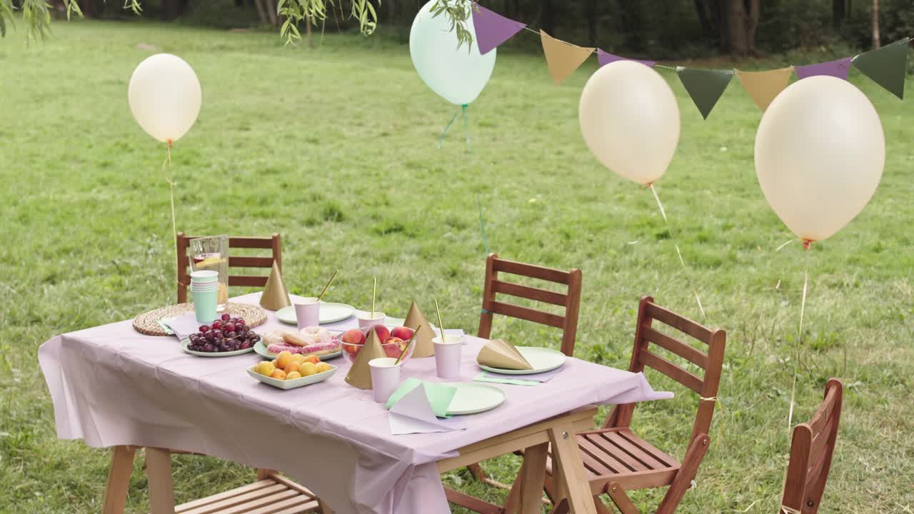 花园中的生日宴会桌视频下载