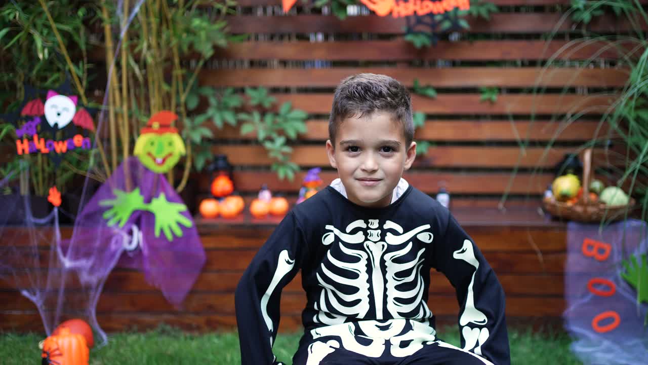 年轻英俊的男孩的肖像穿着骷髅万圣节服装视频下载