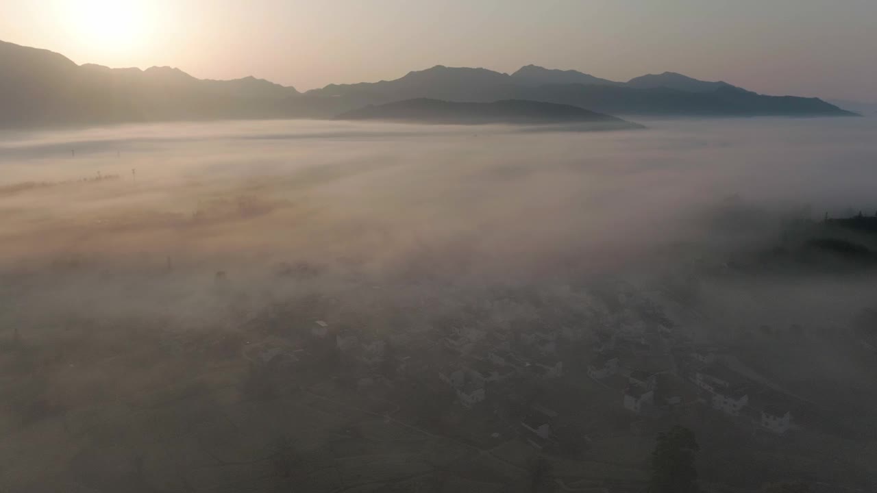 中国安徽鲁村的乡村景观，云海视频下载