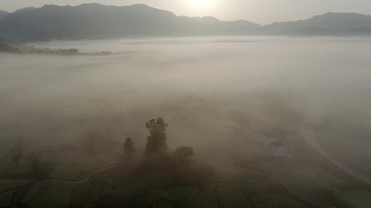 中国安徽鲁村的乡村景观，云海视频下载
