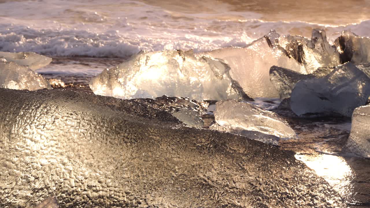 冰岛钻石海滩上阳光下形成的冰视频下载