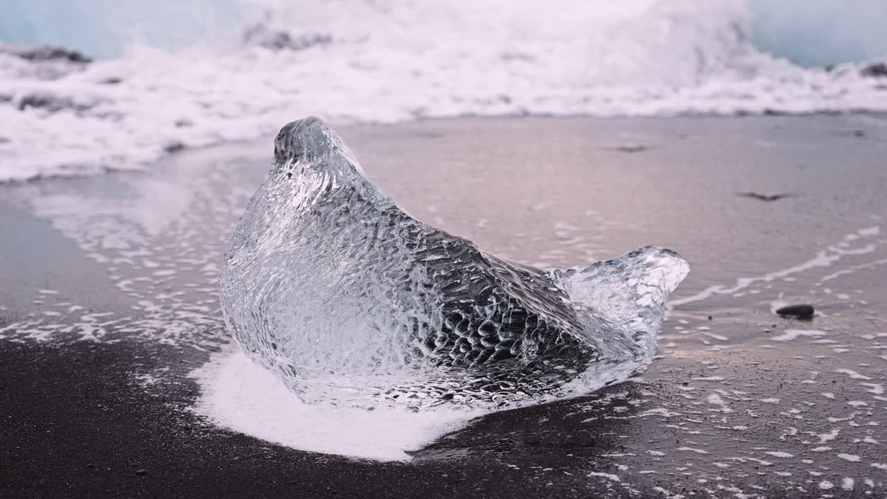 在冰岛钻石海滩的冰面上飞溅的浪花视频下载