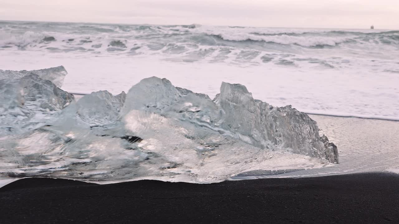 冰岛冰川泻湖附近钻石海滩上的冰形成视频下载