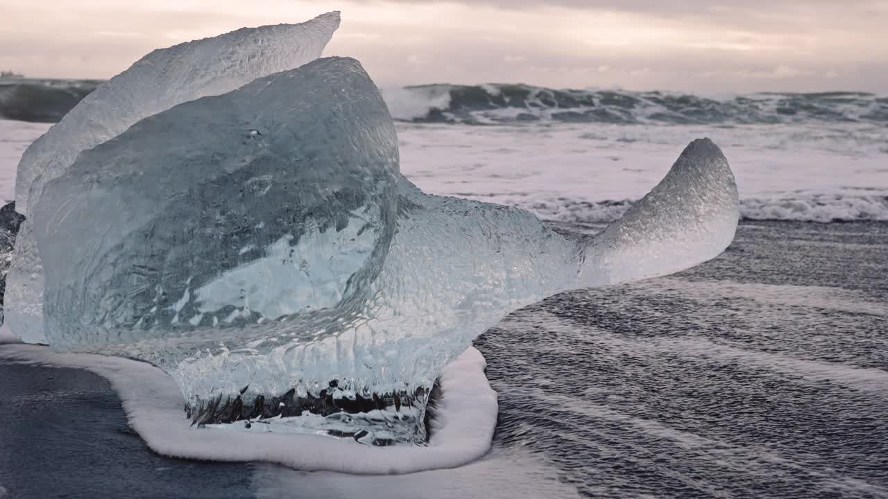 冰岛冰川泻湖附近钻石海滩上的冰视频下载