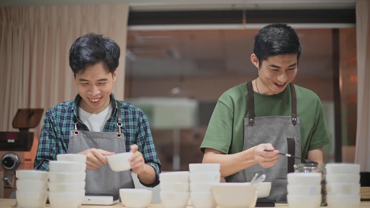 2名亚洲华人咖啡师在工作室工作的地方享受准备咖啡的过程视频素材