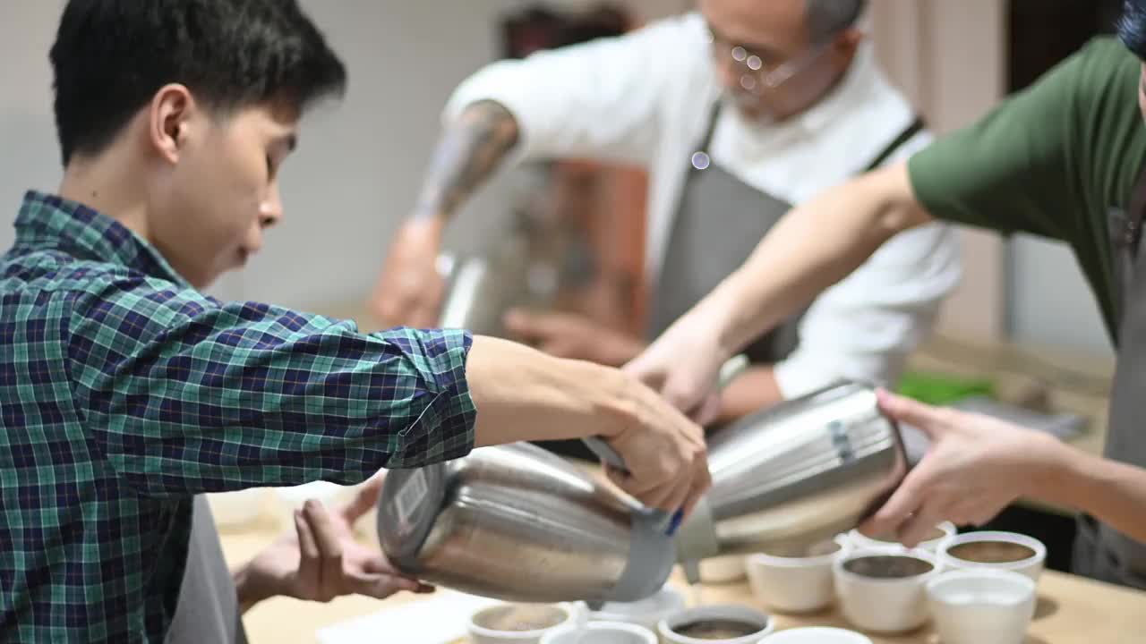 3 .专业亚洲华人男咖啡师品级员将热水倒入陶瓷咖啡杯中，准备拔火罐咖啡品质测试视频素材