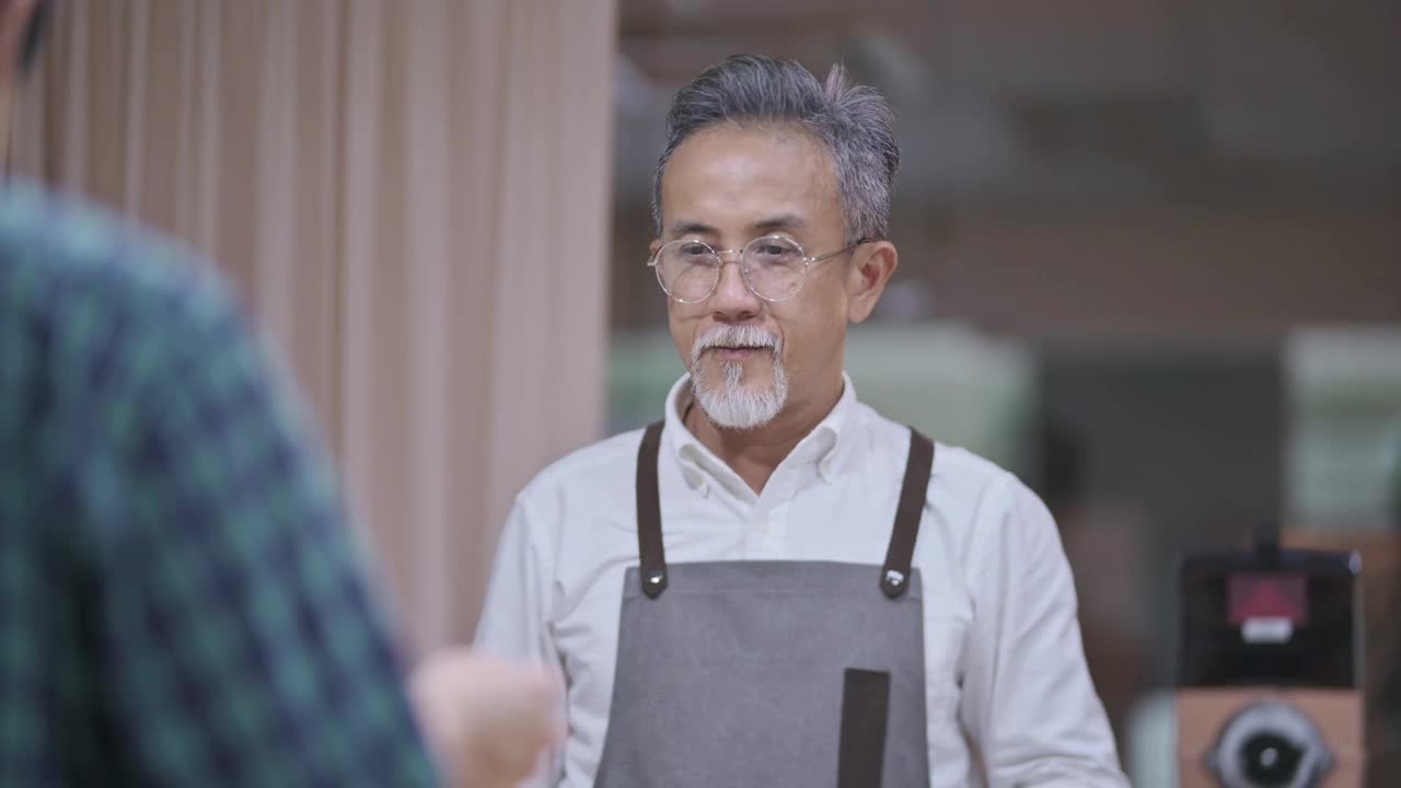 亚洲华人资深男咖啡师在工作室工作地点拔火罐品尝咖啡样品视频素材
