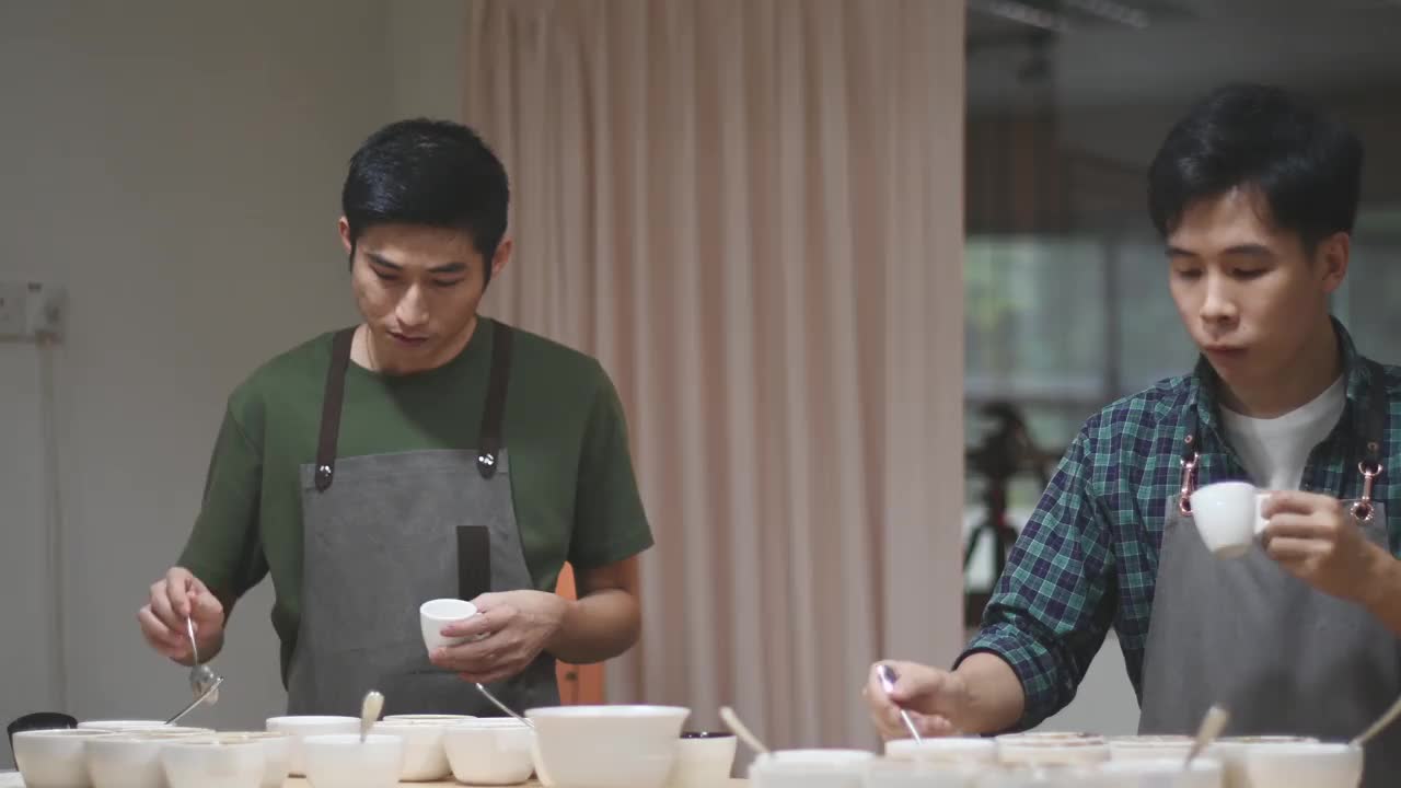 3亚洲华人男咖啡师拔火罐品尝咖啡品质饮用咖啡样品视频素材