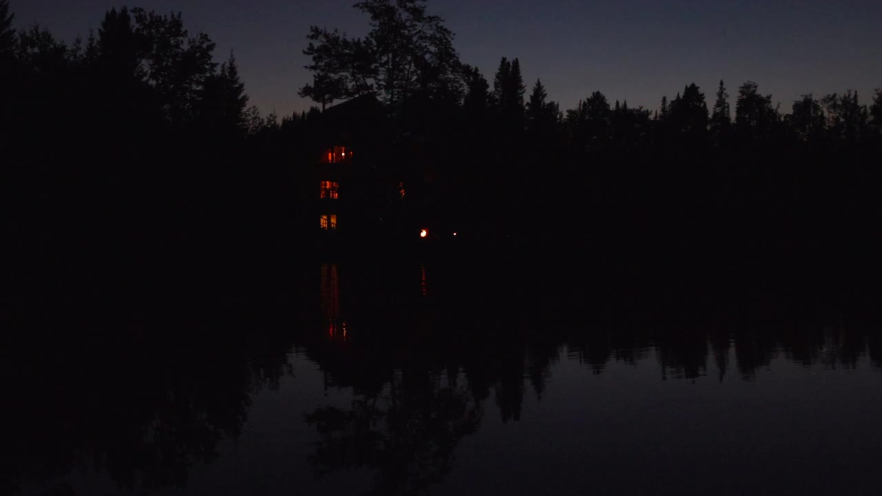 夏夜湖畔豪华木屋视频素材