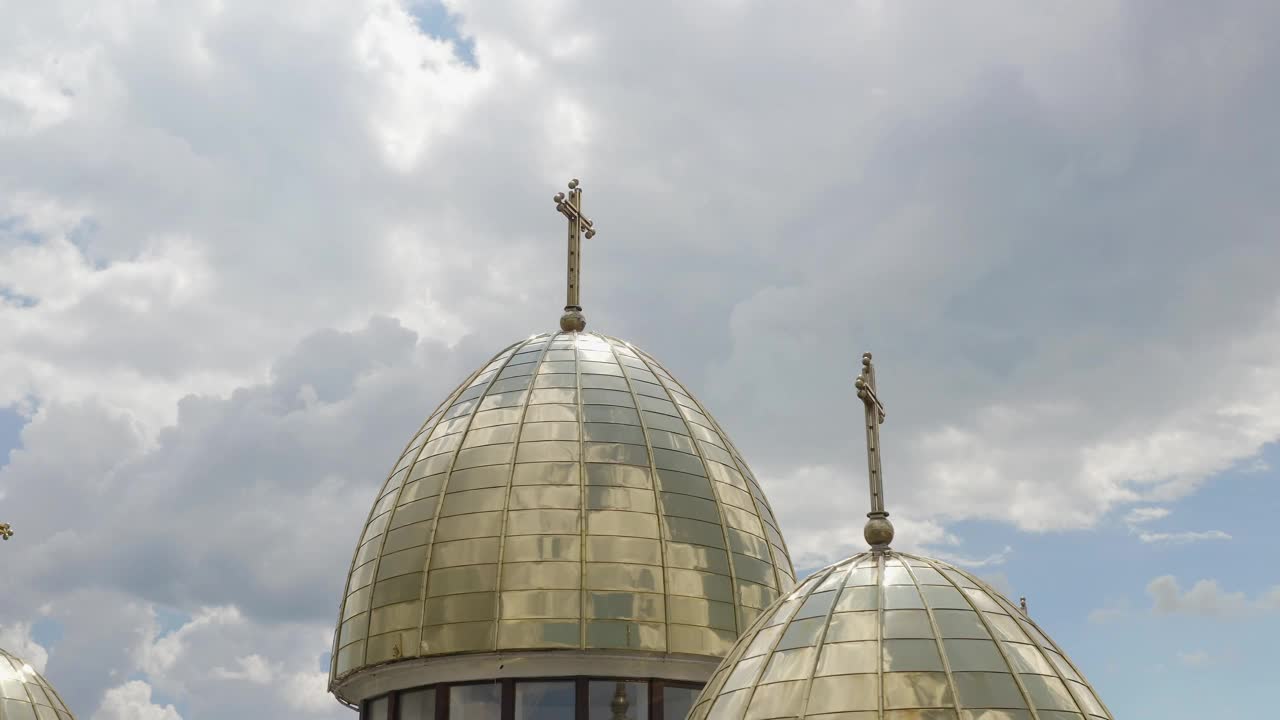 圆顶的教堂，鸟瞰图，传统的古老教堂在利沃夫，乌克兰城市，多云的天空背景视频下载