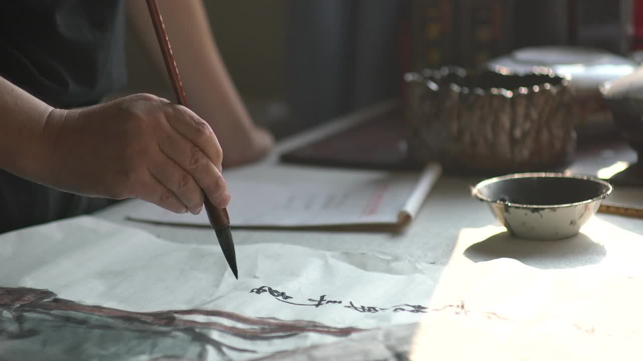 中国传统，书法家用毛笔写字视频下载