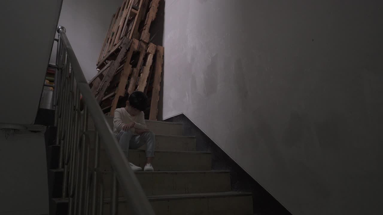 男孩坐在楼梯上视频下载