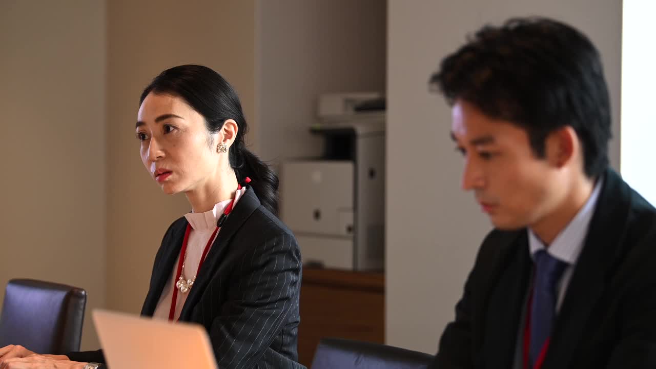 亚洲男人和女人正在进行商务谈判。视频素材