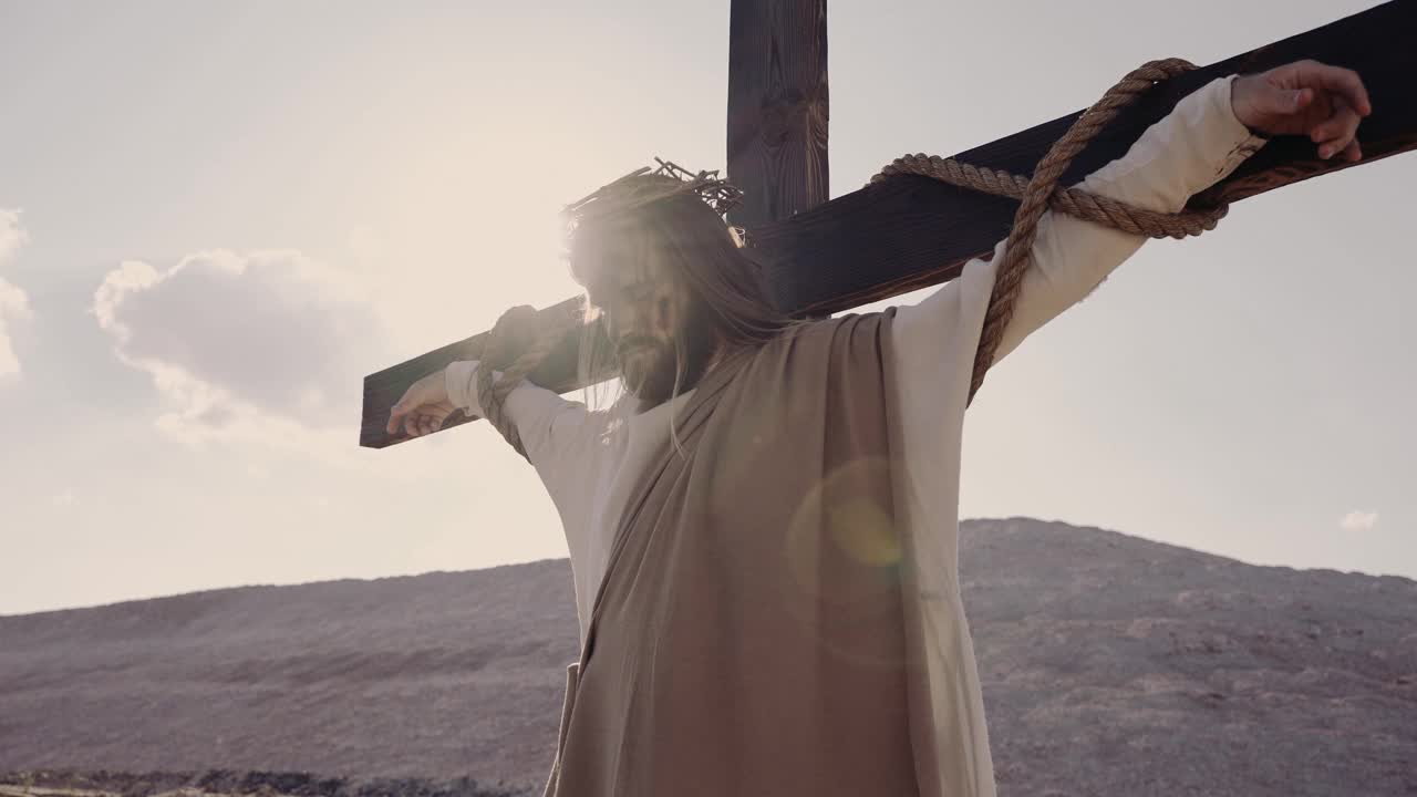 耶稣被钉在十字架上，风在吹。太阳照耀。荆棘的冠冕。视频下载