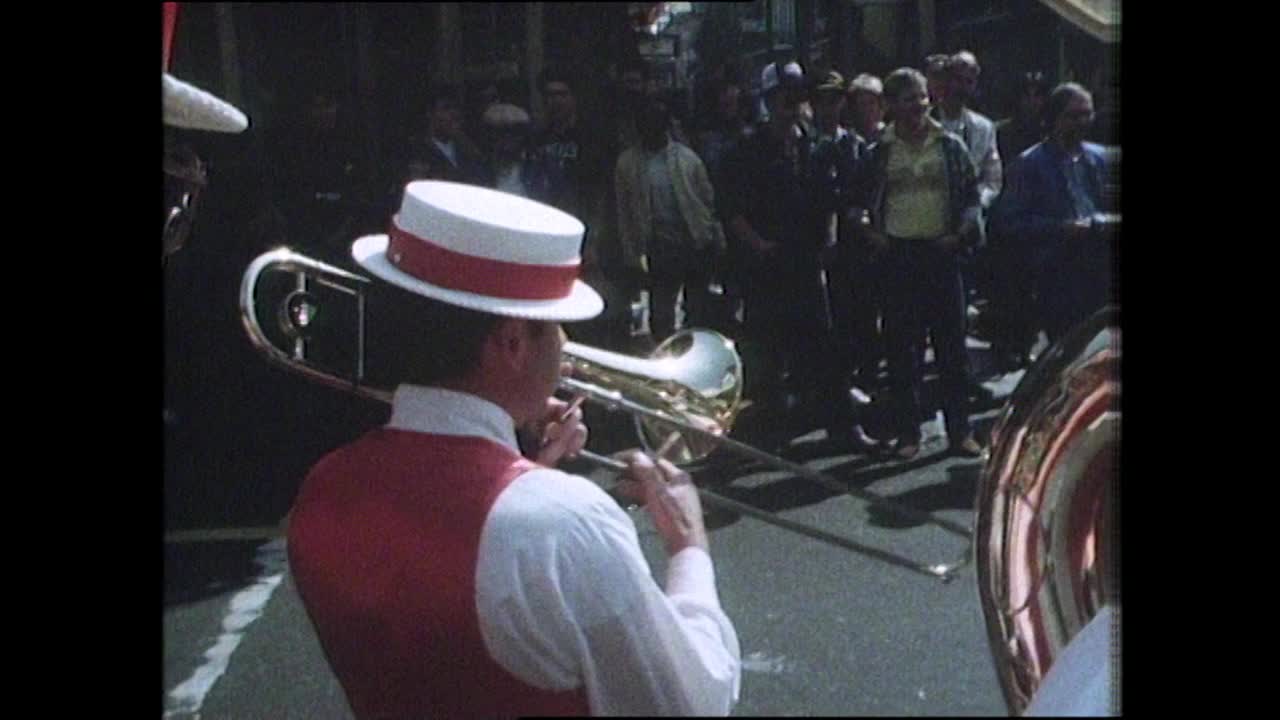 音乐家们在新奥尔良的波旁街上演奏爵士乐;1983视频下载