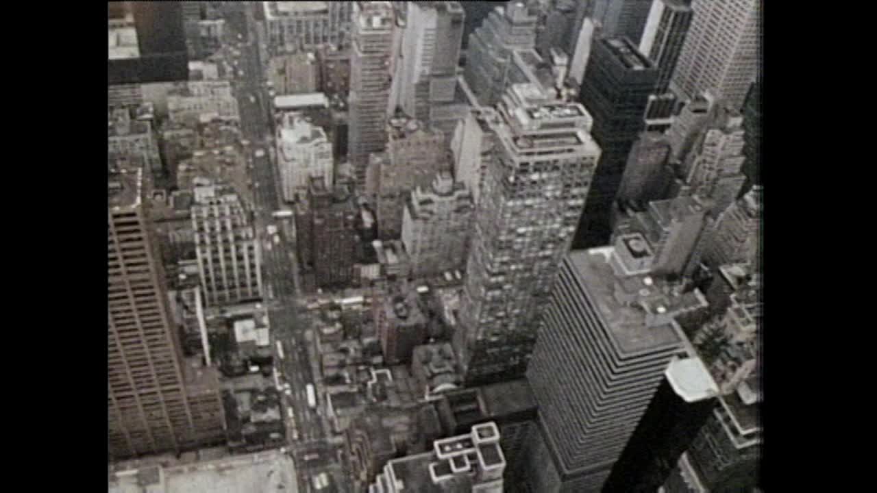 从空中俯瞰纽约的天际线和世贸中心大楼;1983视频下载