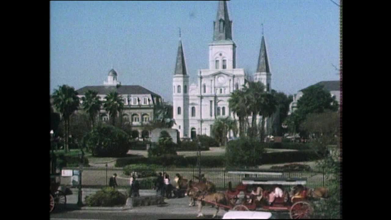 GVs新奥尔良建筑、法国区、阳台和游客;1983视频下载