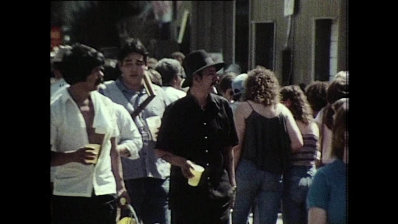 全球之声与成群结队的美国人一起享受德州美食节;1983视频下载