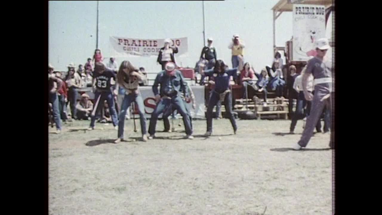 男人和女人参加一个有趣的比赛在德克萨斯集市;1983视频下载