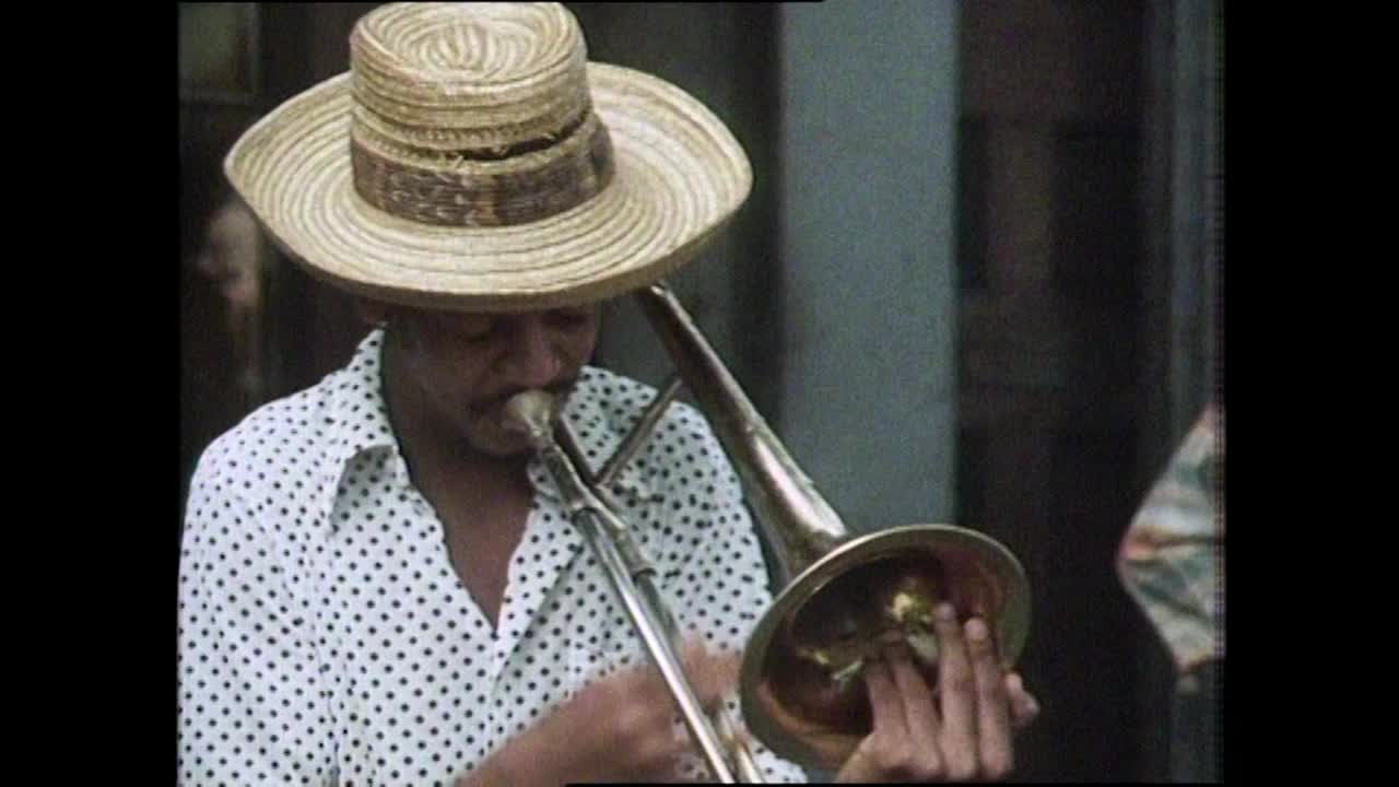 新奥尔良波旁街上的街头音乐家演奏着民间音乐;1983视频下载