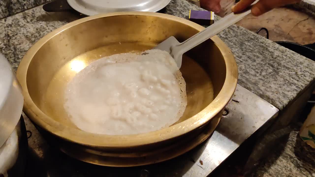 在铜碗中烹饪美味的喀拉拉邦风格的热食物或面包视频下载