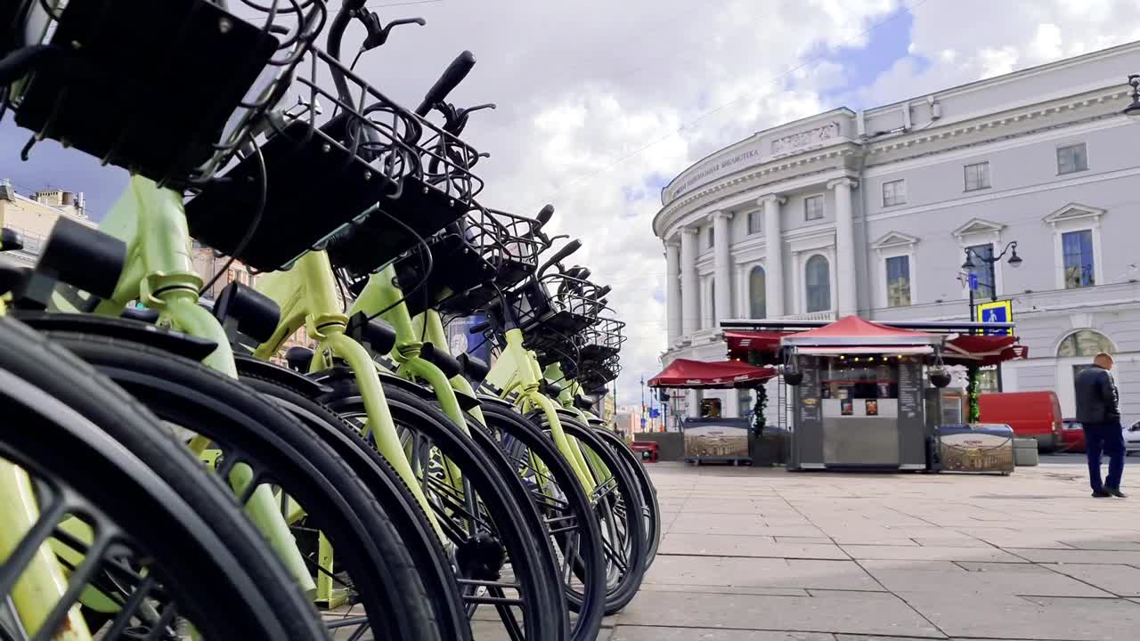 自行车停车。自行车出租。自行车停放在城市里。视频下载