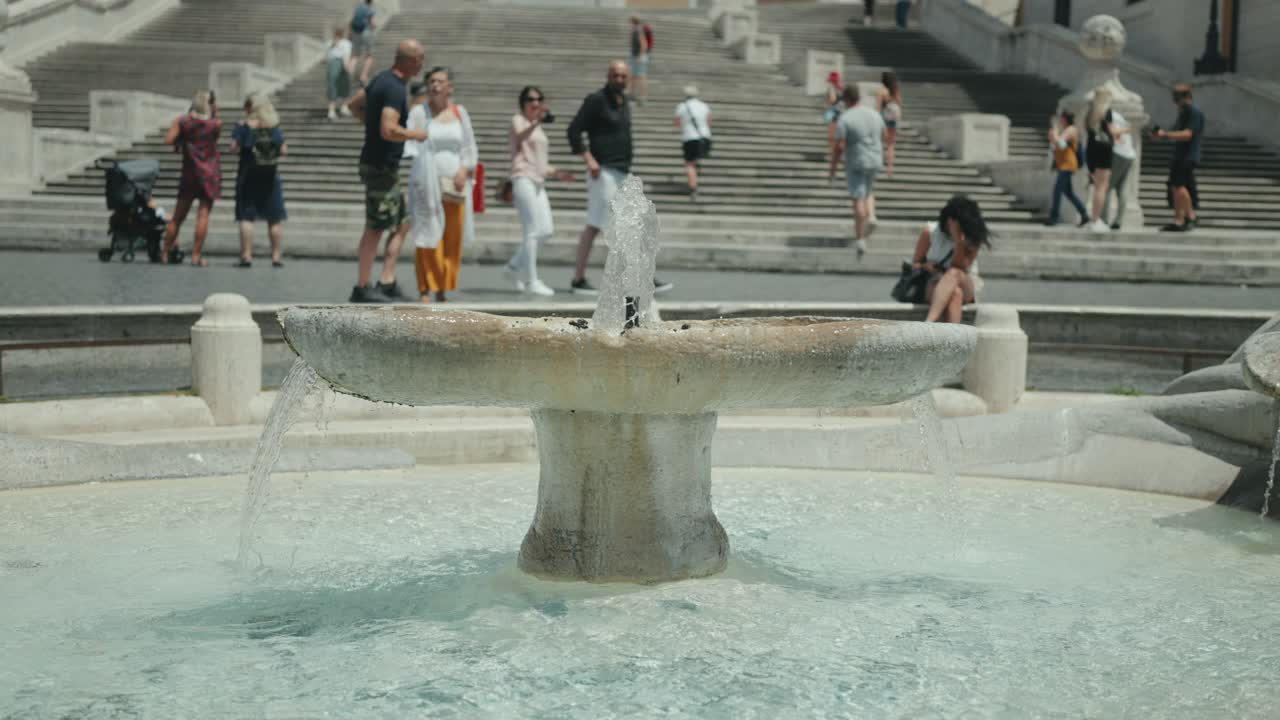 意大利之旅:罗马巴卡西亚喷泉和西班牙台阶视频素材