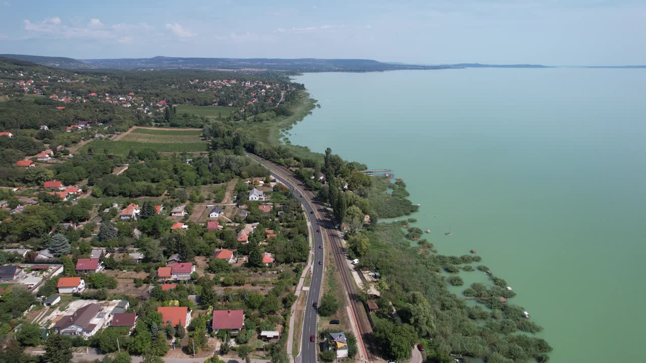 匈牙利Balaton湖鸟瞰图，道路，房屋，田野和花园视频下载