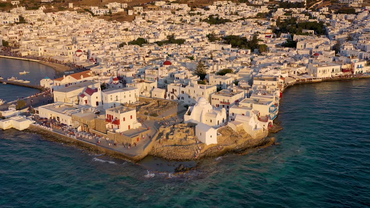希腊米科诺斯岛老城美丽的夏日落日鸟瞰图视频素材