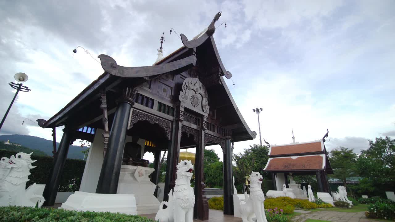 泰国清迈皇家Ratchaphruek公园的寺庙。视频素材