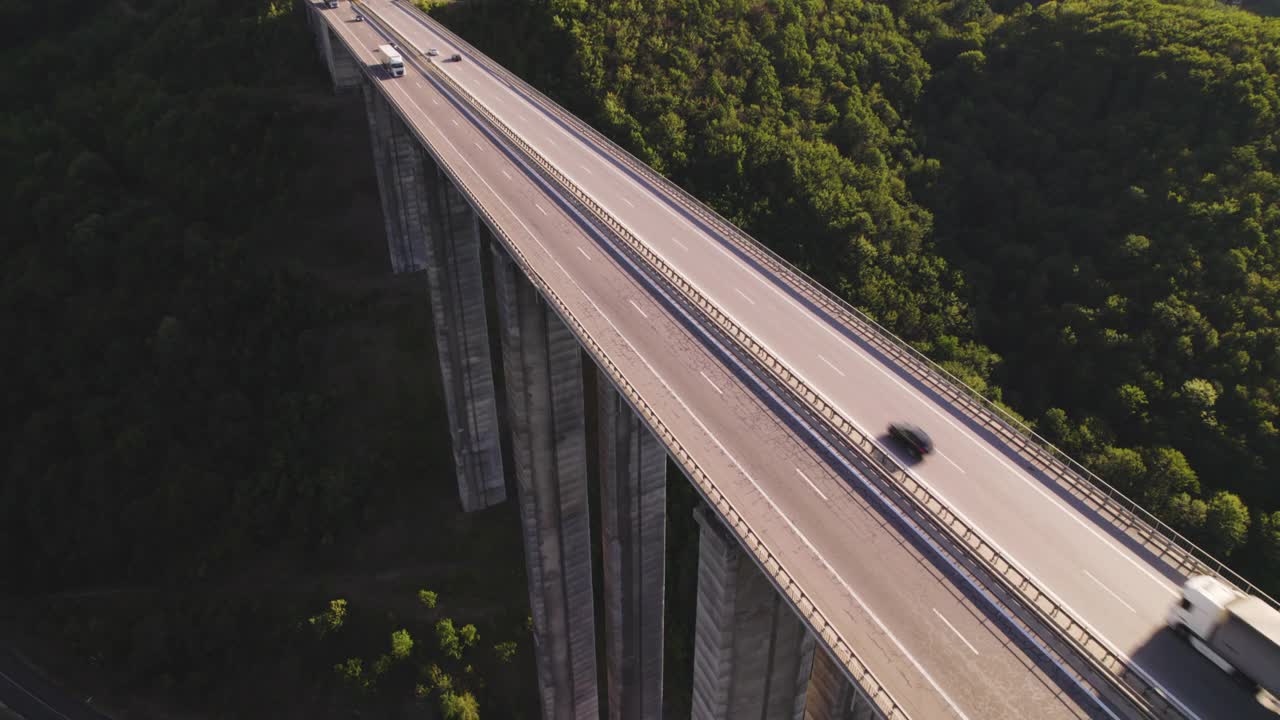无人机跟随白色半卡车行驶在贝布里什高架桥上视频素材